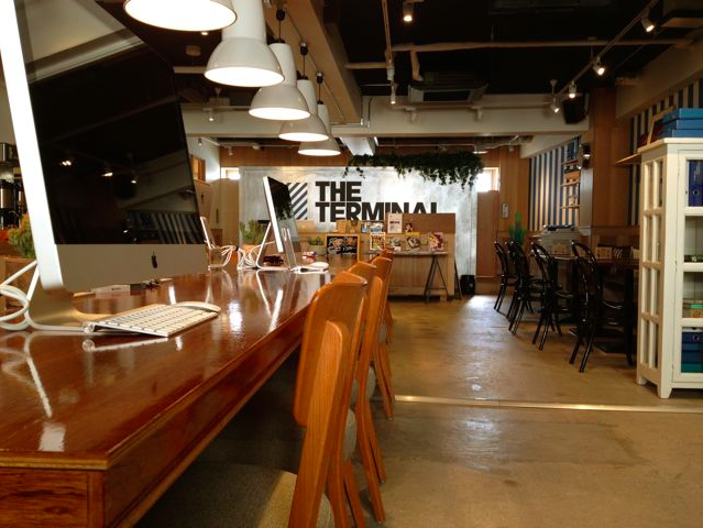 THE TERMINALのPCと机